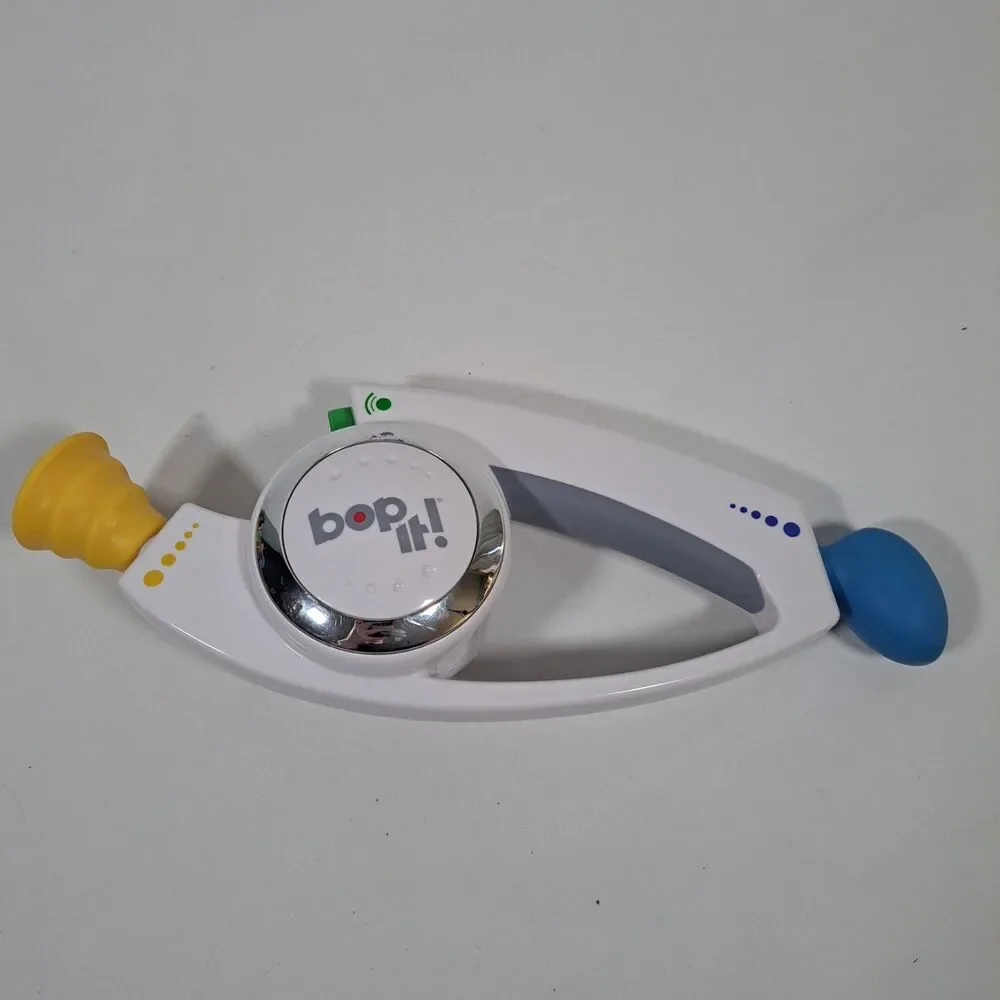 Hasbro 2008 Bop It! Talking Handheld Electronic Game White Works Shout Reflex